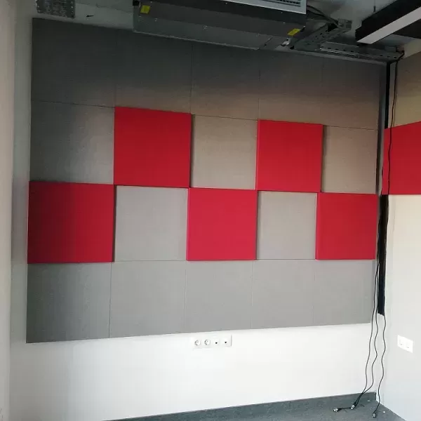 Installation von Akustikplatten in einem berühmten Radiostudio