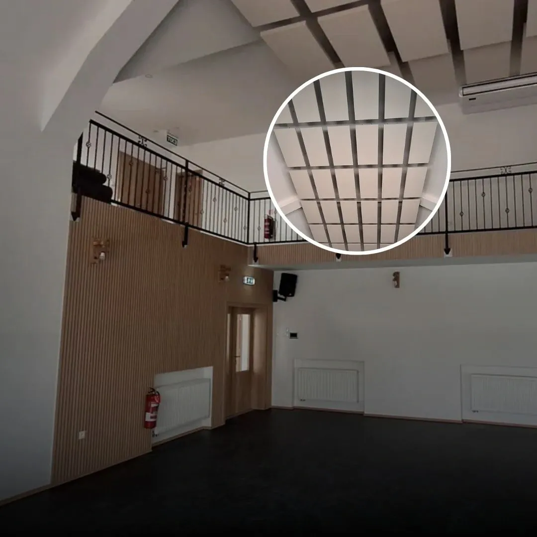 Decibel-Echoreduzierung in einem Ballsaal mit Echo Cloud und Holzlamellenpaneelen